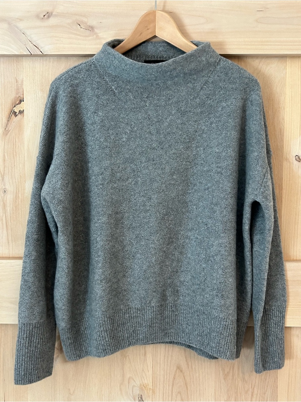 Quince Women’s 100% Mongolian Cashmere Funnel Neck Sweater in Gray. EUC Medium